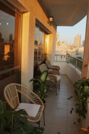 Beautiful 1 Bedroom apartment next to Hacarmel Market and the Royal Beach
